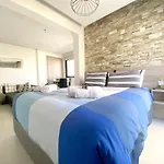 Metro Court 아파트